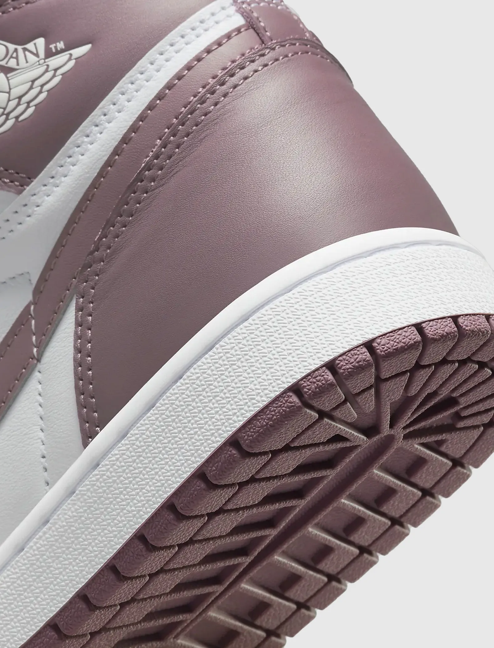 AIR JORDAN 1 RETRO HIGH OG "MAUVE"